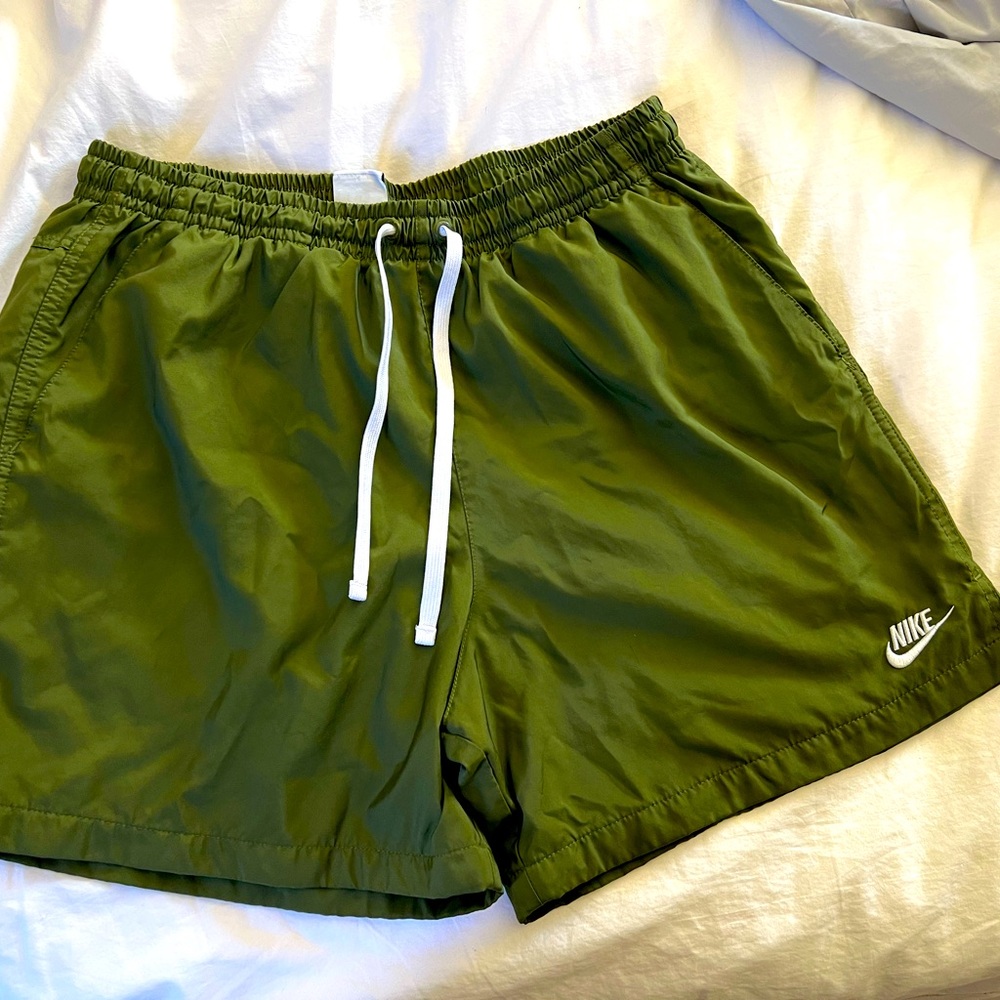 NIKE Essentials Flow Nylon Mens Shorts size XL gently used 5” inseam